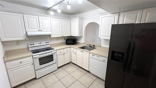 Building Photo - 711 N Pine Island Rd