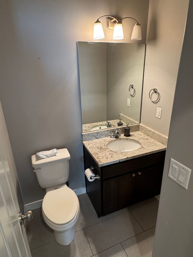 Building Photo - Beautiful 3 bedroom 2 1/2 bath townhome