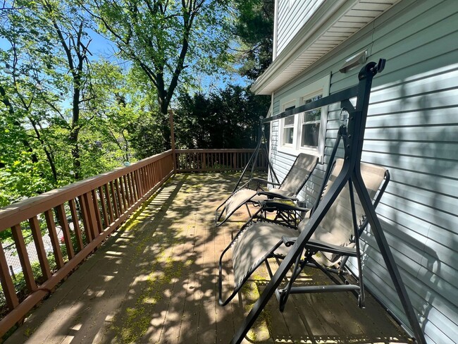 Building Photo - Terrific 3 Bed/1 Bath Colonial in Glen Cove!