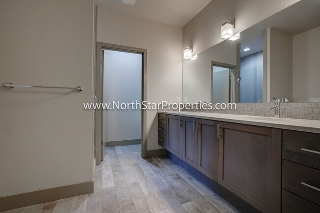 Building Photo - Town home located in west side Bend