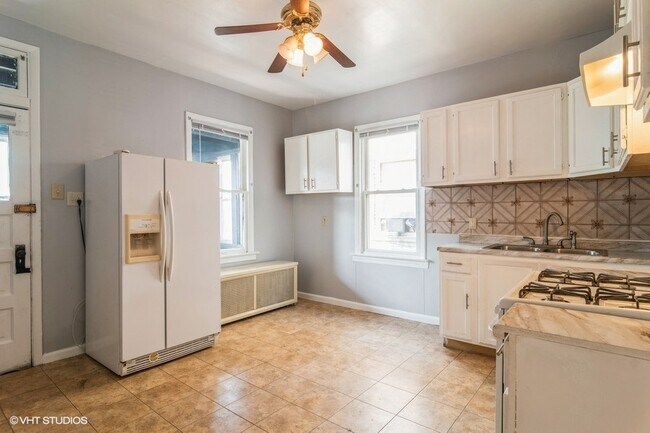 Building Photo - 5131 W Henderson St