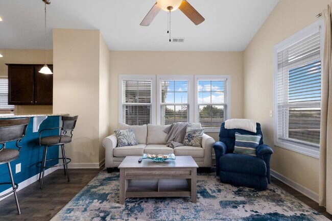 Building Photo - Coastal Comfort Awaits: Spacious 3-Bed, 3-Bath Townhouse in Surf City!