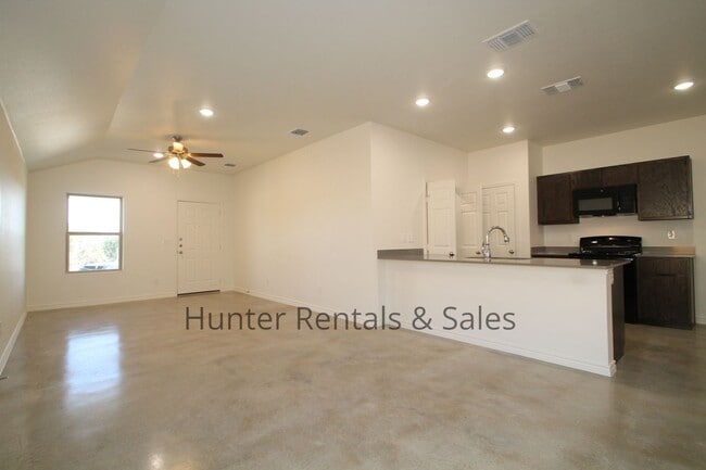 Building Photo - Modern Newer Duplex off Warrior's Path in Harker Heights