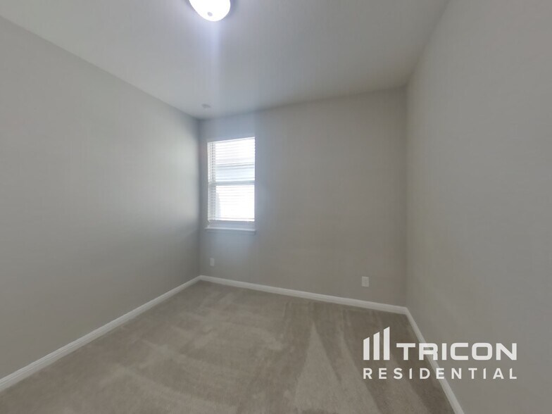 Building Photo - 13307 Badlands Bnd