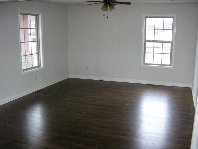 Building Photo - 1521 Normalview Dr