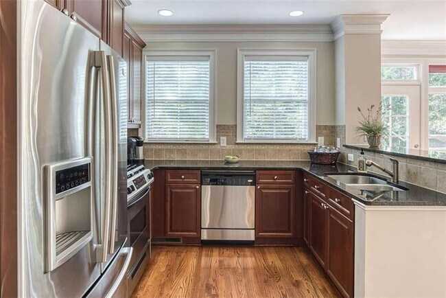 Building Photo - 5480 Glenridge View NE