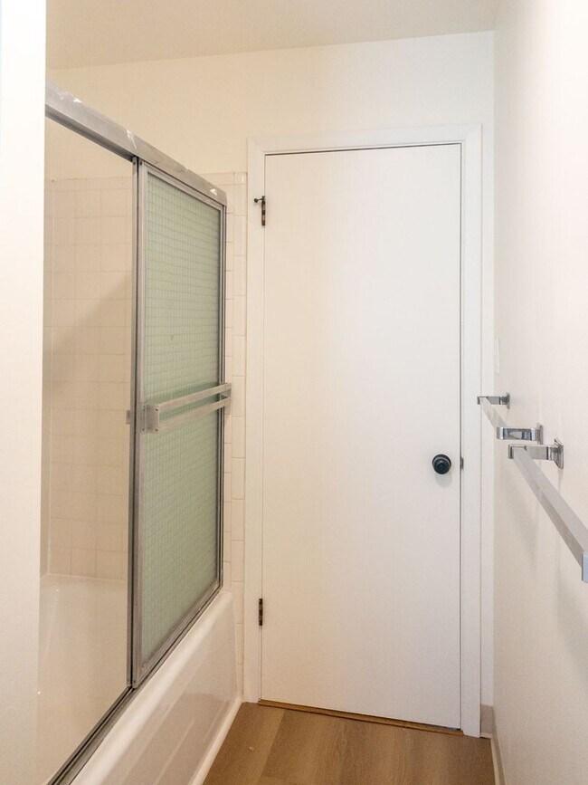 Building Photo - BRIGHT Remodeled Downtown 1BR/1BA Flat! Pa...