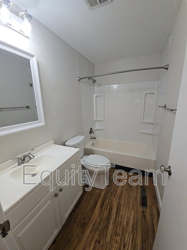 Building Photo - 204 N 10th St