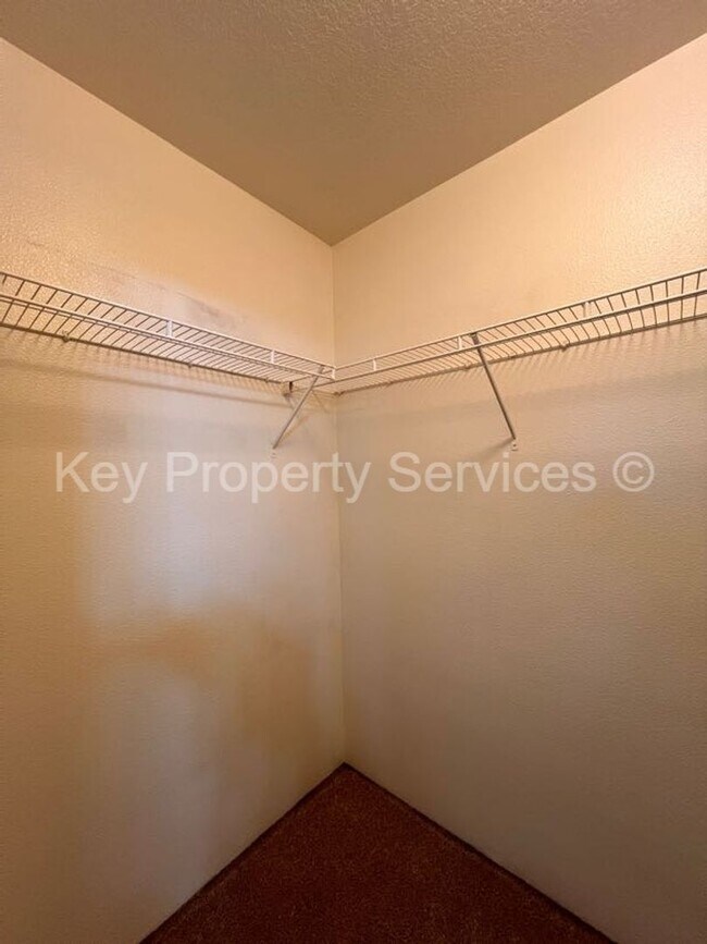 Building Photo - Stunning Hazel Dell Two-Story with High End Appliances