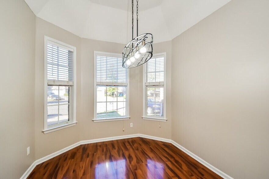 Building Photo - 4894 Shadow Cove