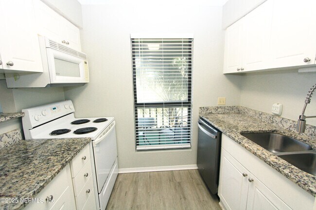 Building Photo - 10200 Belle Rive Blvd