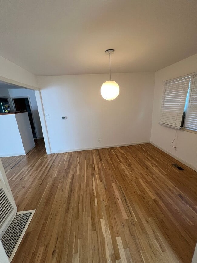 Building Photo - 2 Bedroom Home in Lincoln Park