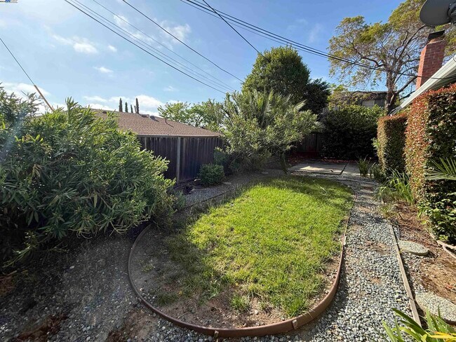 Building Photo - 1420 Primrose Way