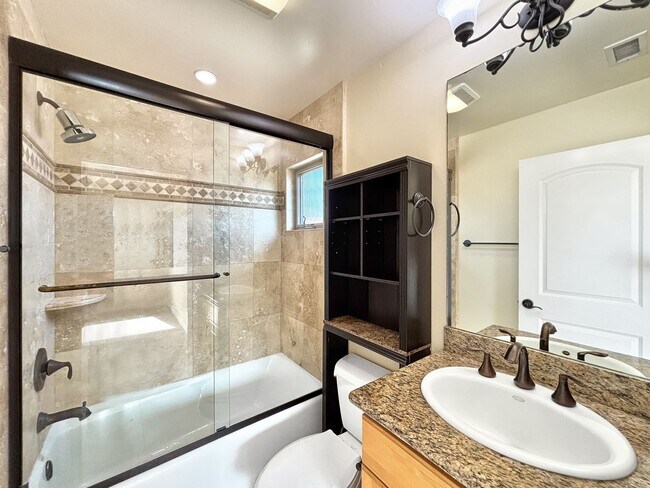 Building Photo - Stunning 4BD/3.5BA Townhouse in Pacific Be...
