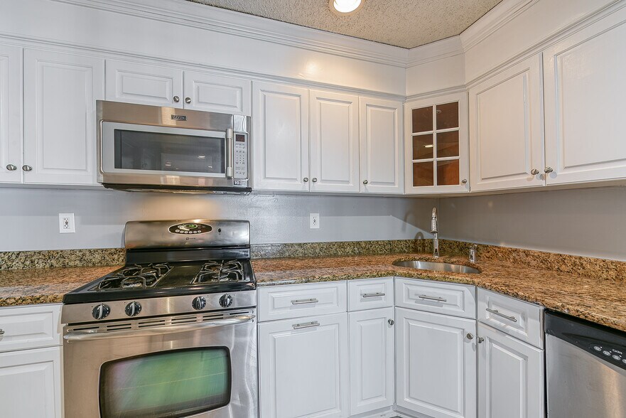 Building Photo - 45 Tulip Ln
