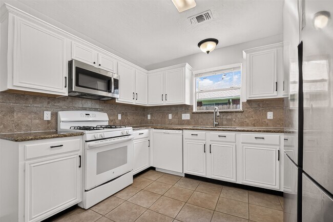 Building Photo - 9710 Berkshire Trce