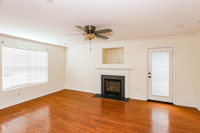 Building Photo - Beautiful Townhome Available for Rent