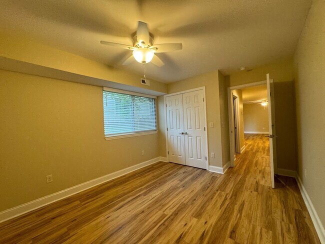 Building Photo - Freshly Renovated Two Bedroom One Bath Apa...