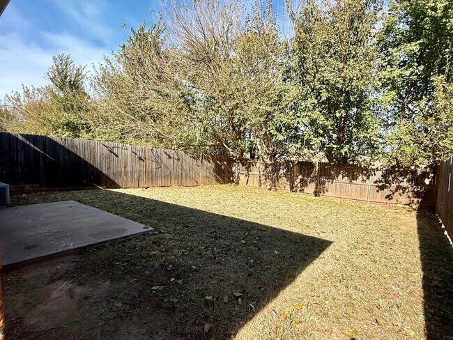 Building Photo - Beautiful Home in Surrey West of Yukon wit...