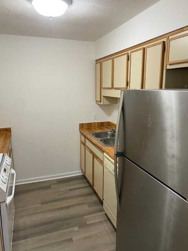 Building Photo - Recently Remodeled 2 Bedroom 1 Bathroom Duplex!