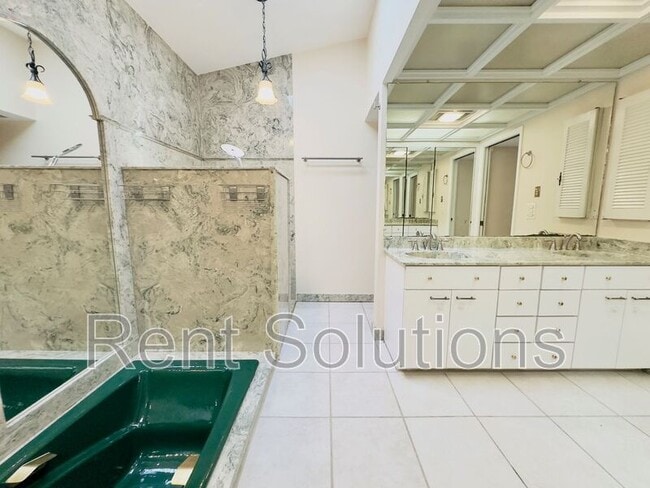 Building Photo - 3015 Tall Pine Dr