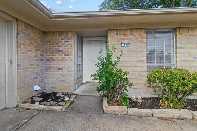 Building Photo - QUAINT AND COZY  3 Bedroom, 2 bathroom Hou...