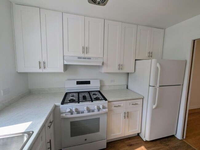 Building Photo - 1 bedroom in CHICAGO IL 60645
