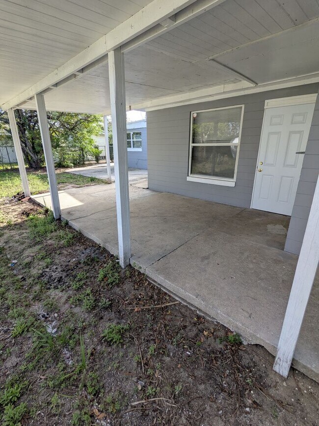 Building Photo - 3 bedroom, 1.5 bath, Garage