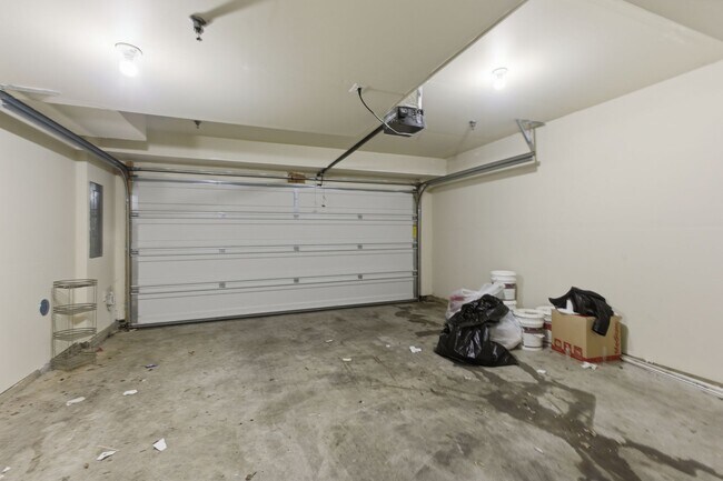 Building Photo - Amazing 4 BR/3.5 BA Townhome in Riverdale!