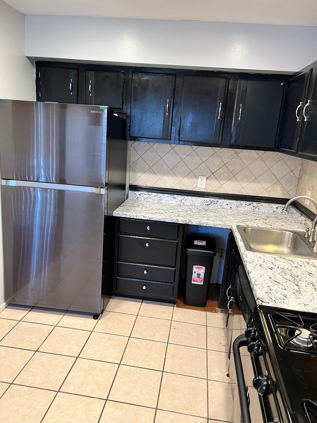 Building Photo - Recently updated Berkshire Estates Condo