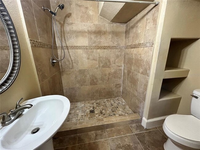 Building Photo - 727 Dartmoor St N