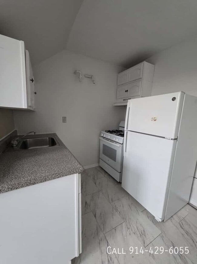 Building Photo - 4 Elm St