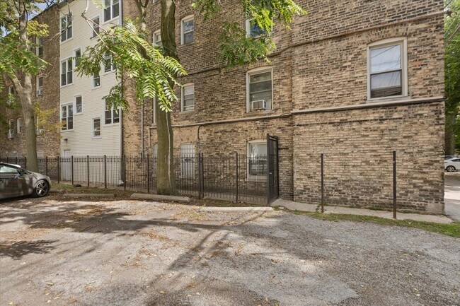 Building Photo - 1441 W Farwell Ave