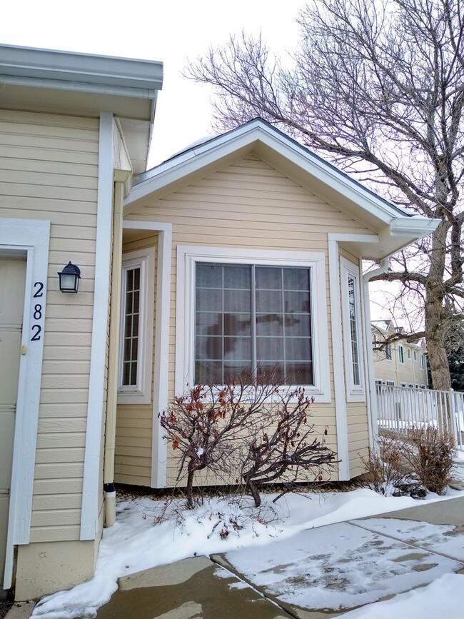 Building Photo - Super 2 Bedroom 2 Bath Townhome with 2 Car...