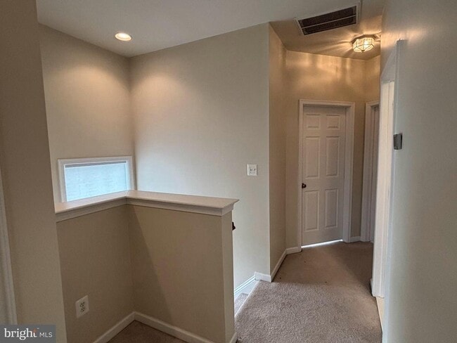 Building Photo - 301 Klee Dr