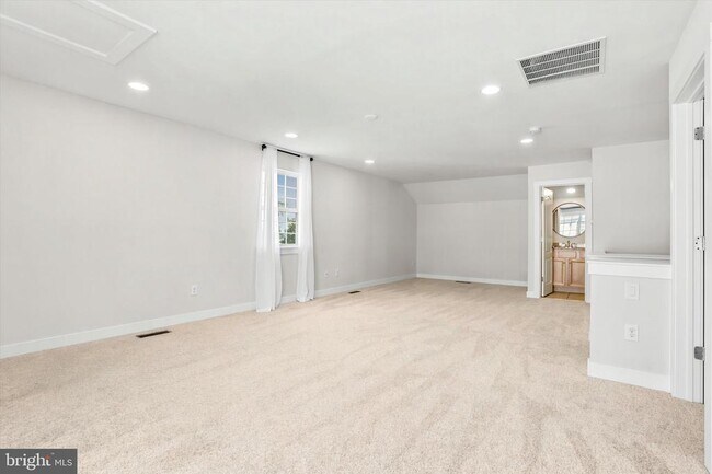 Building Photo - 121B Hagen Dr