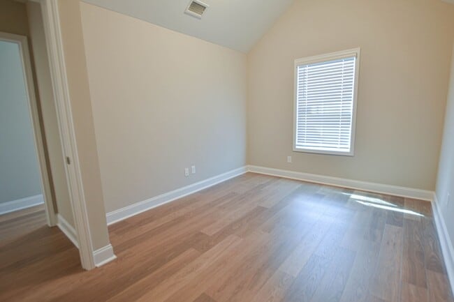 Building Photo - Fantastic Four Bedroom with Bonus!