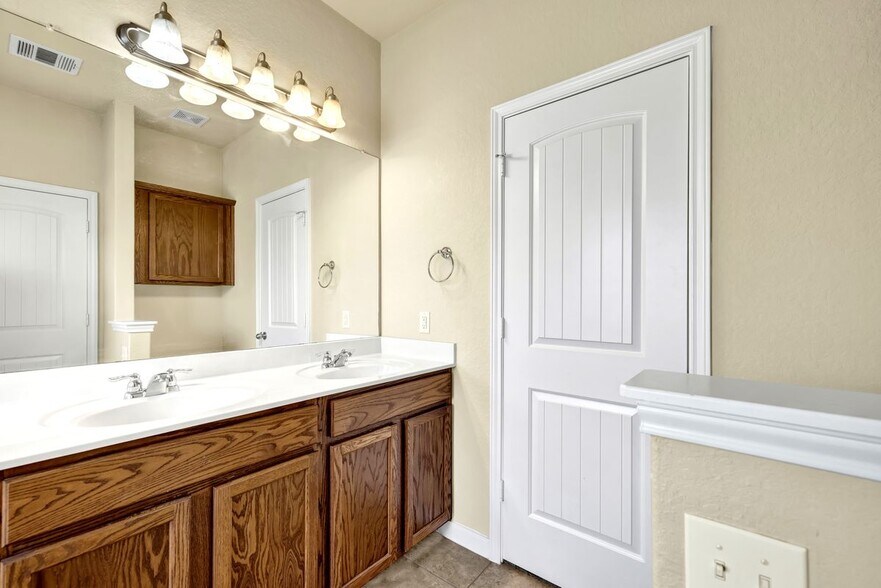 Building Photo - 1048 Lilac Wind