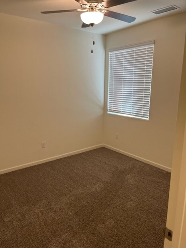 Building Photo - 4 Bedroom 2 Bath home in Hanford Coming So...