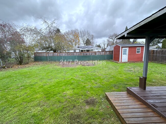 Building Photo - Updated Ranch Style 3BD Home - SE Portland!