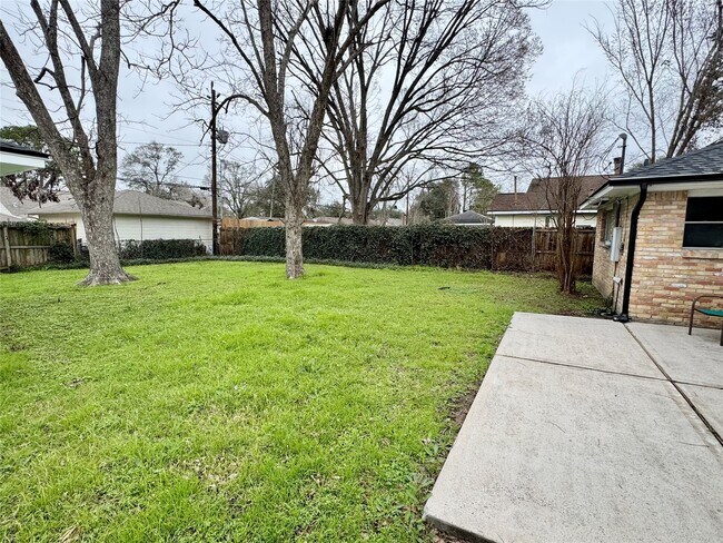 Building Photo - 8218 Edgemoor Dr