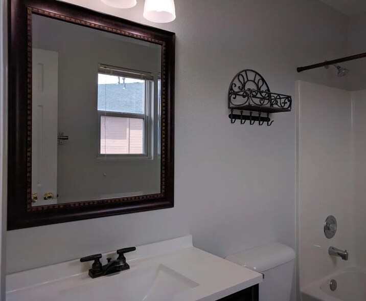 Building Photo - 806 Century Ln