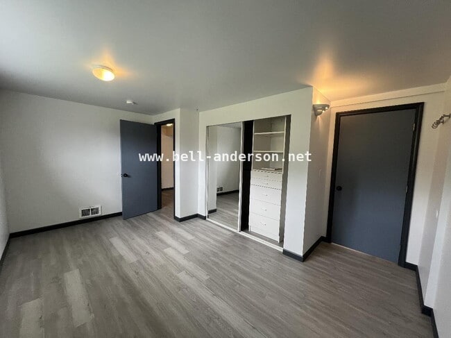 Building Photo - Ready to Move In, Mother-in-law Unit!