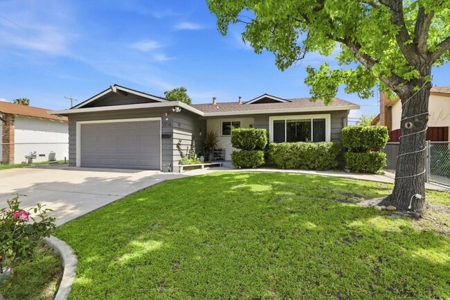 Building Photo - 1714 Woodridge Way