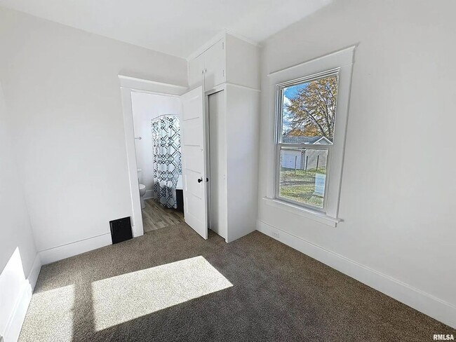 Building Photo - 3 Bedroom Rental in Moline