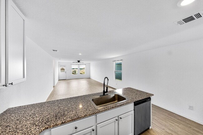 Building Photo - Up to 1 Month of FREE RENT!!!