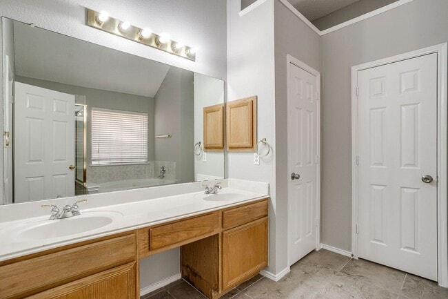 Building Photo - Spacious 3 Bedroom, 2 Bath Home Waiting fo...