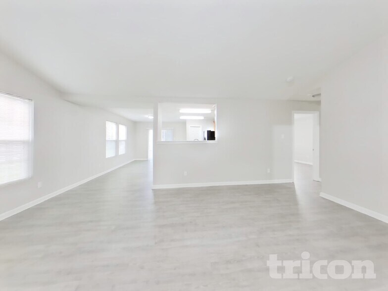 Building Photo - 3367 Pikes Peak Dr