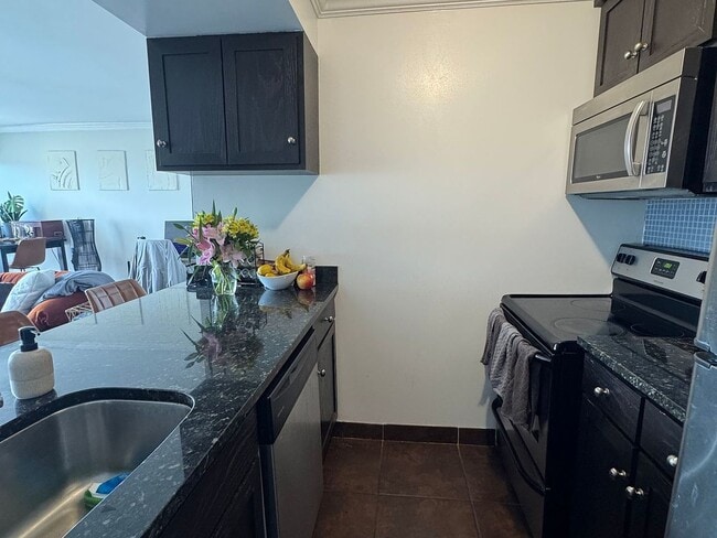 Building Photo - 1540 N La Salle Dr