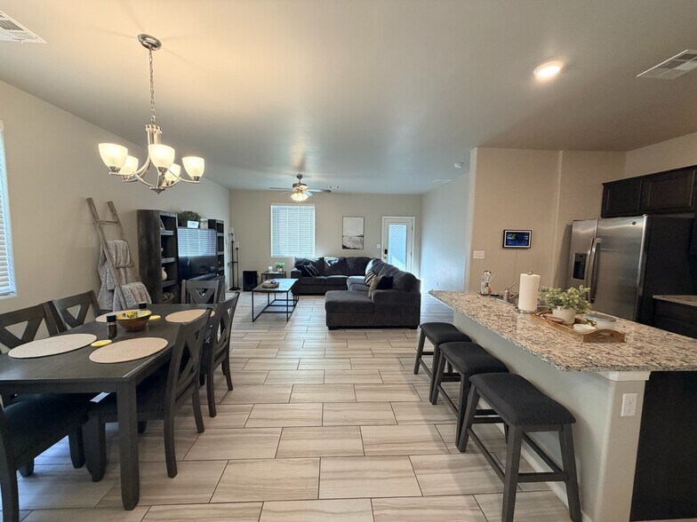 Building Photo - 1418 Santa Thomas St